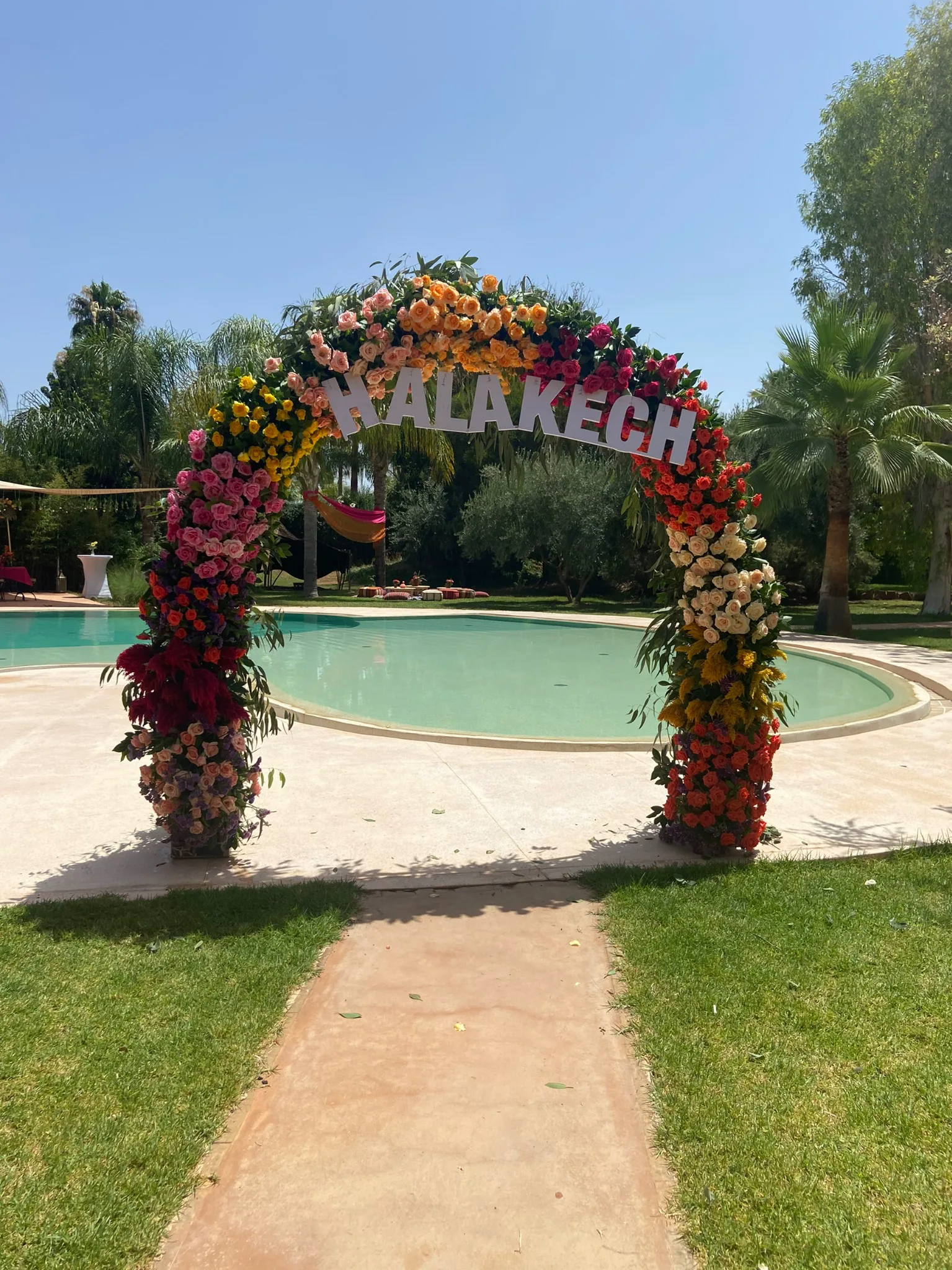 EVJF au bord de la piscine à Marrakech