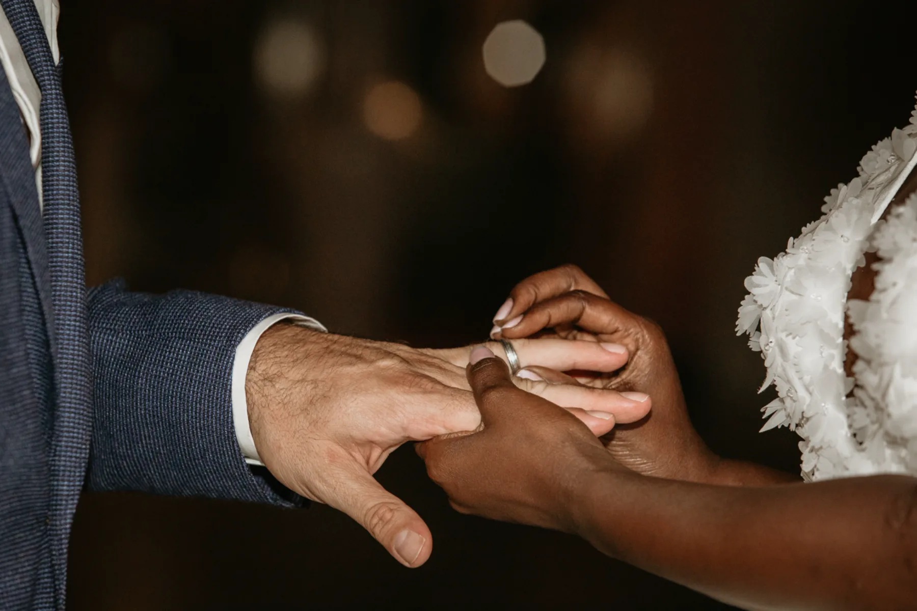 Échange des alliances pendant une cérémonie de mariage